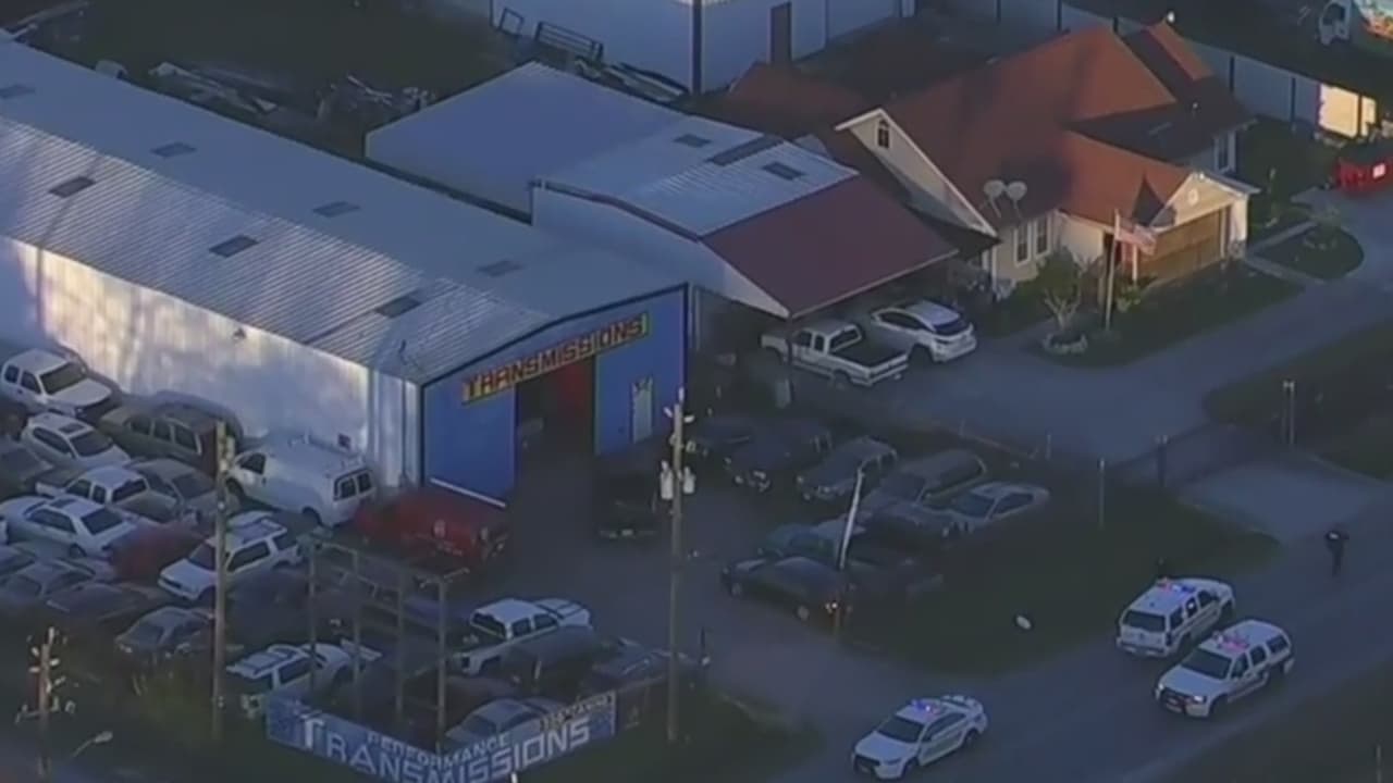 Muere mecánico hispano al norte de Houston luego de que un auto que reparaba le cayó encima 