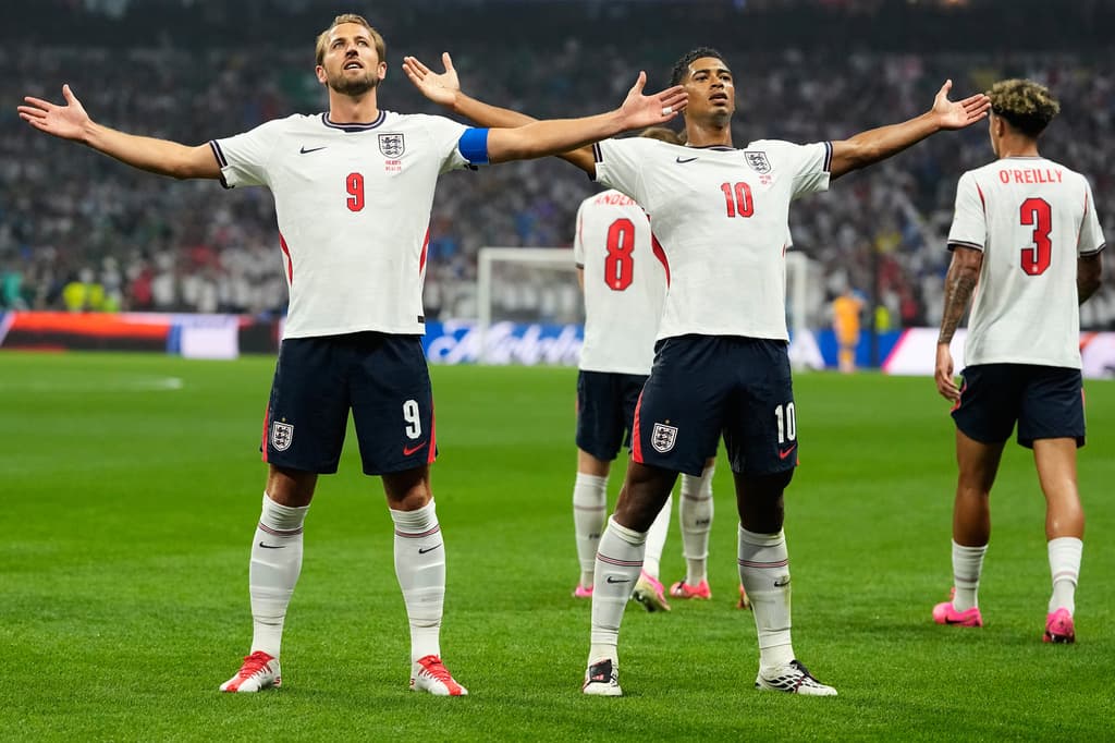 Los jugadores del equipo de Inglaterra celebran su primer gol.