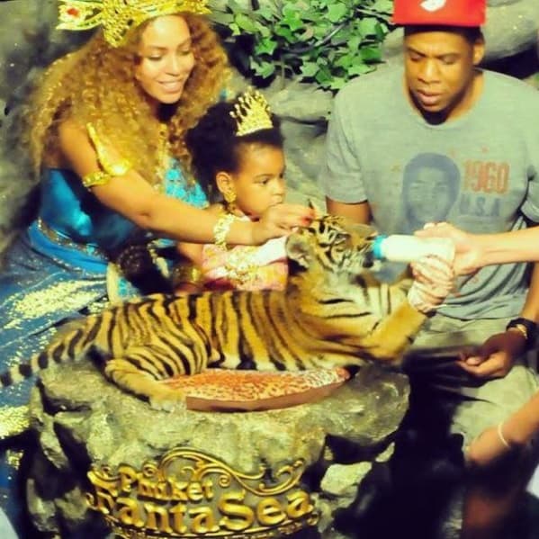 Beyonce y su familia fueron de vacaciones a Tailandia donde aprovecharon para tomarse fotografías con varios animales como elefantes y tigres.