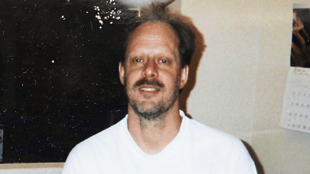 Stephen Paddock, 64 años.
<br>1 de octubre de 2017.
<br>Las Vegas, Nevada.
<br>Víctimas: 58 muertos y más de 515 heridos.
<br>Murió.
<br>Móvil: Desconocido.