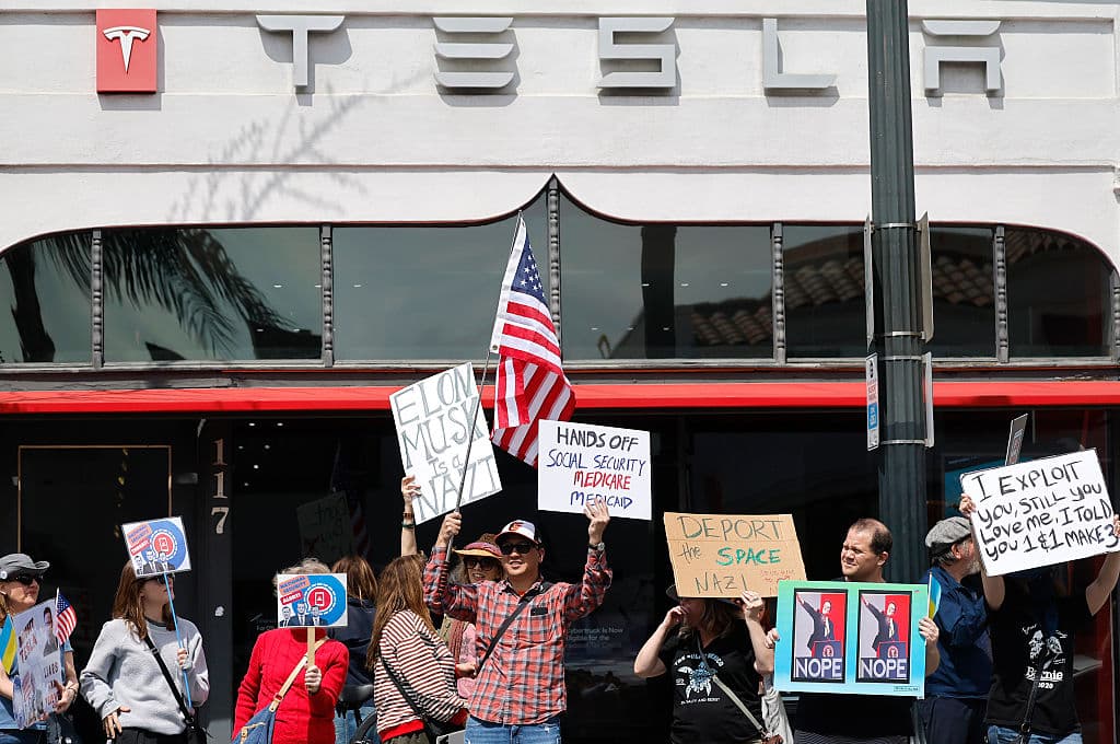 <b>"Elon Musk es nazi" </b>y 
<b>"Saca las manos del Seguro Social, Medicare y Medicaid"</b>, expresaba otro de los manifestantes en California.