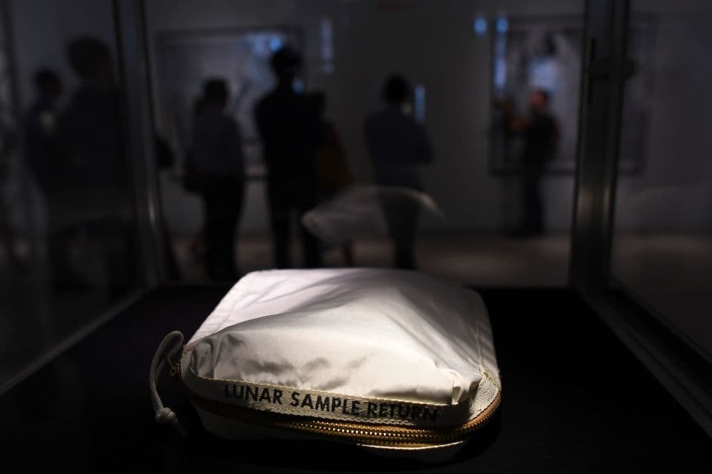 Subastarán el 'polvo lunar' recogido por Neil Armstrong hace casi cinco décadas