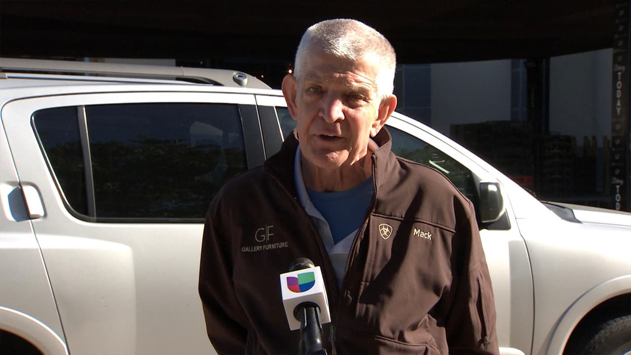 El empresario y dueño de la mueblería Gallery Furniture, mejor conocido como 'Mattress Mack', emprendió una campaña para regalar alimentos a niños y personas de edad avanzada en esta crisis del coronavirus.