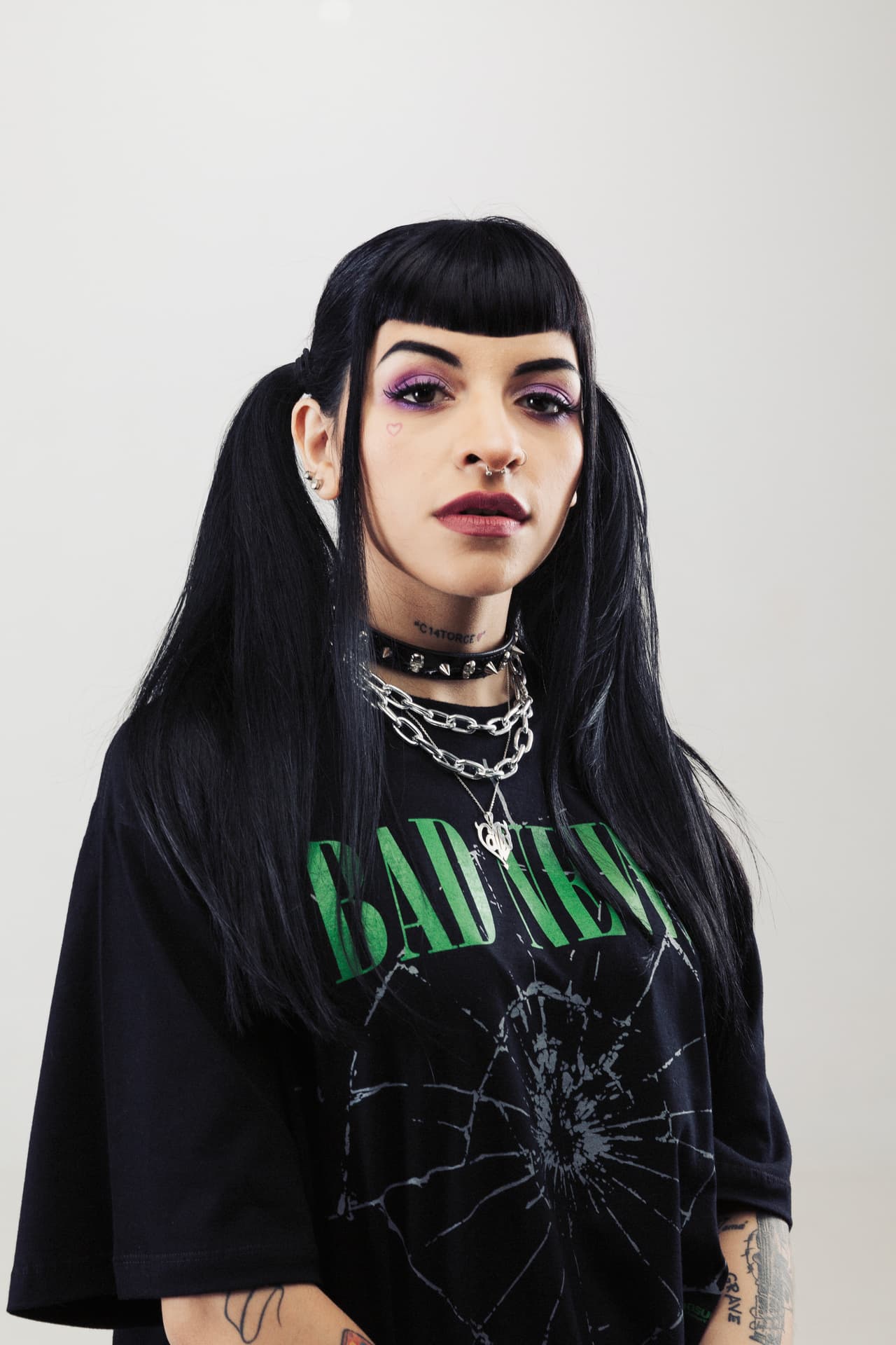 “Hoy tengo un día complicado, no estoy perreando ni saltando porque siento que: ‘¡uy!, me mareo’, y es importante terminar el ‘show’”, expresó frente a su público.
<br>