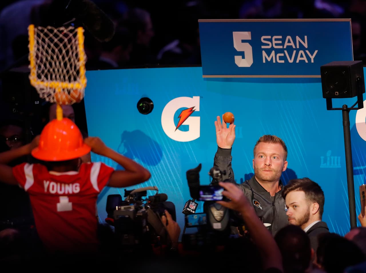 Sean McVay, usualmente un tipo serio, se presta a un juego. Pensamos que simulando ser un pateador con un intento de gol de campo.