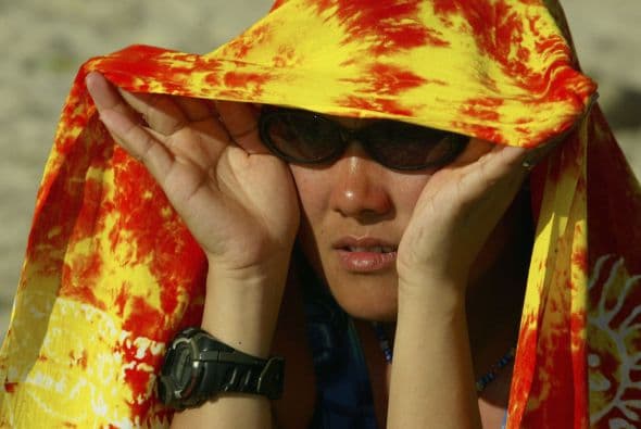 <b>Identifica los síntomas </b>
<br>Reconocer las señales de que tú o alguien cercano está sufriendo un golpe de calor te ayudará a pedir ayuda o asistir a la persona afectada mientras llegan los paramédicos. Te listamos algunas señales.