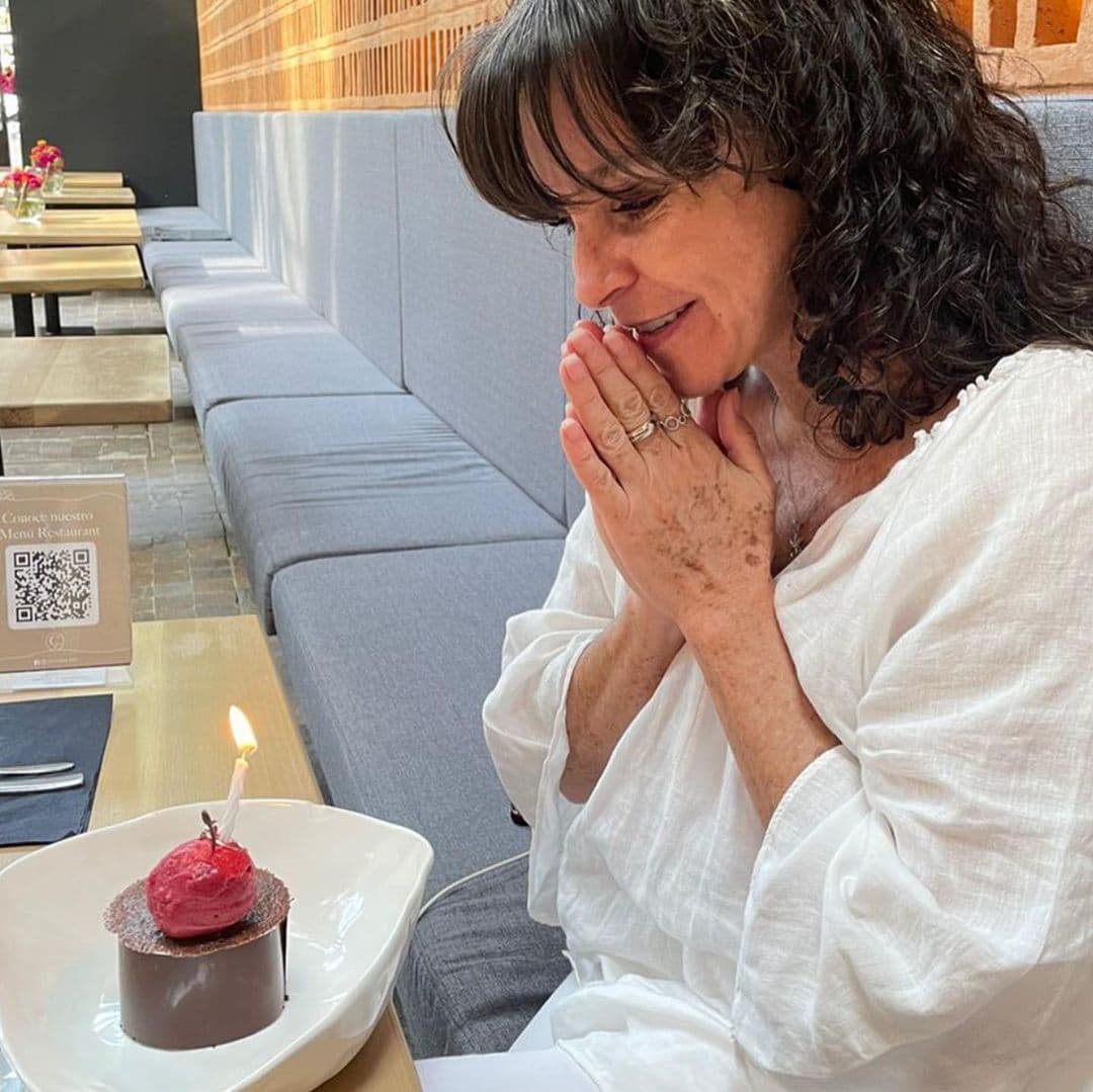 El diario El Universal señaló en su columna 'Alfombra roja' que la actriz, quien este 19 de octubre cumplió 51 años de edad, se ha visto en los pasillos de Televisa, aparentemente, gestionando la participación de su hija en la 
<b>historia que protagonizó hace 31 años</b>.