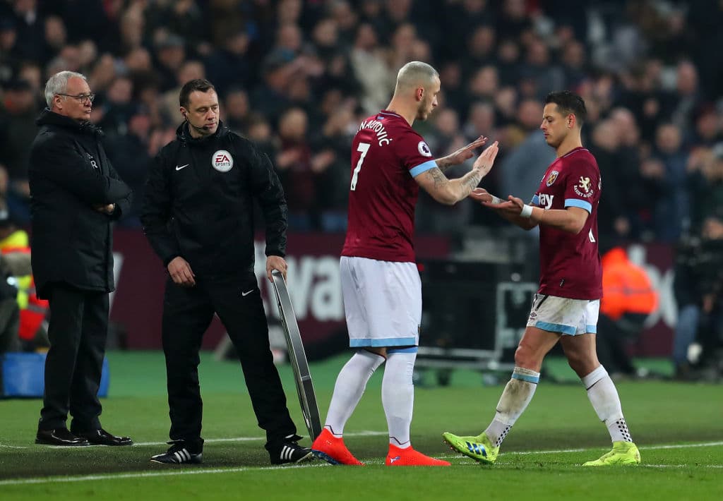 Al minuto 64' Chicharito (derecha) fue reemplazado por el austriaco Marko Arnautovic (centro).