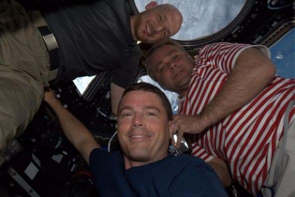 Fue junto a dos colegas: uno ruso y otro alemán y estarán seis meses. ¡Por fin! # SoyuzTMA13M selfie Fotos: @astro_reid