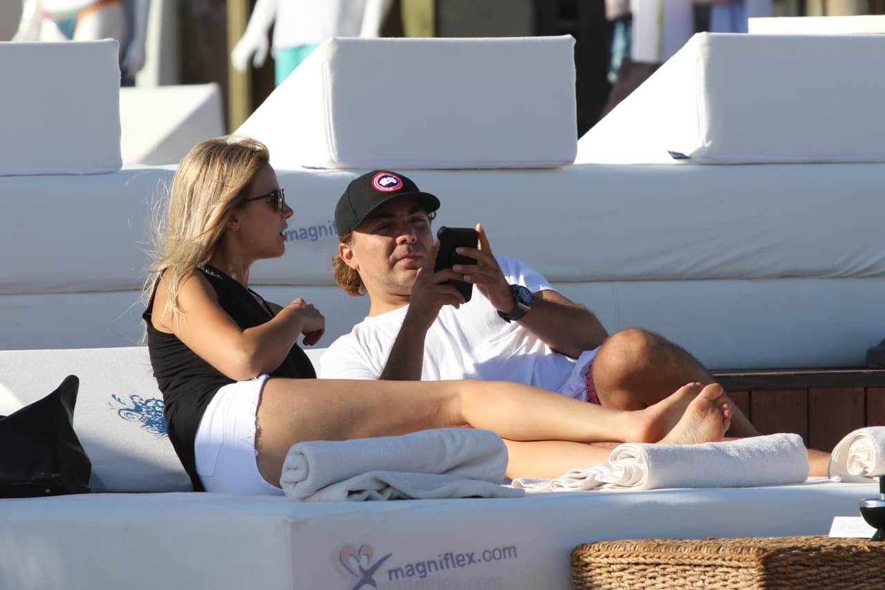 A principios de enero el mexicano declaró: "Sí, estoy saliendo y conociéndome con una chica del sur. Es diseñadora, tiene una marca de ropa y cueros muy buena, se llama Clair", según Infobae.