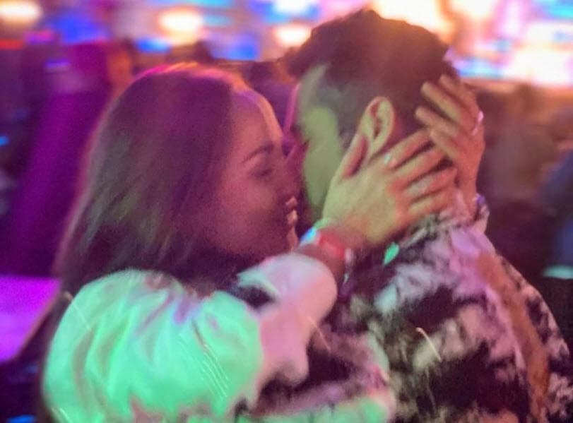 El noviazgo lo iniciaron en enero pasado, pero
<b><a href="https://www.univision.com/famosos/con-una-romantica-felicitacion-de-cumpleanos-jose-ron-confirma-noviazgo-con-jessica-diaz-fotos" target="_blank"> lo hicieron público hasta marzo</a></b>, justo días antes de que la pandemia los separara por algunas semanas.
<br>