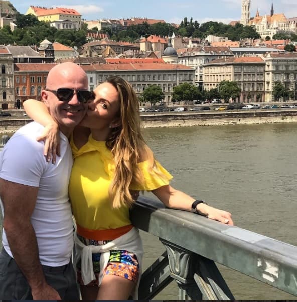 "No importó que no trajéramos nada visible, mucho menos importó que ella estuviera embarazada de 8 meses con las consecuencias que esto pudo tener; al final 
<b>éramos un blanco perfecto</b>, atascados en el tráfico de esta Ciudad, indefensos, sin cómo poder movernos, abandonados a nuestra suerte y 
<b>a merced de dos cobardes</b> que sin más tenían el poder para decidir si nos golpeaban o no, si vivíamos o no; si mi hijo nacía o no", escribió apenado el esposo de Erika Zaba.