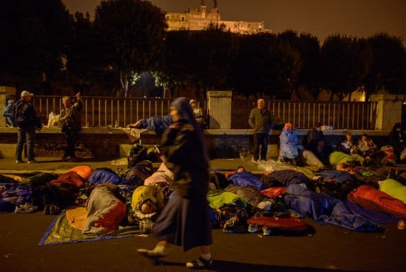 Miles de peregrinos durmieron en las calles para estar presentes en la ceremonia de peregrinación de los papas Juan XXIII y Juan Pablo II.