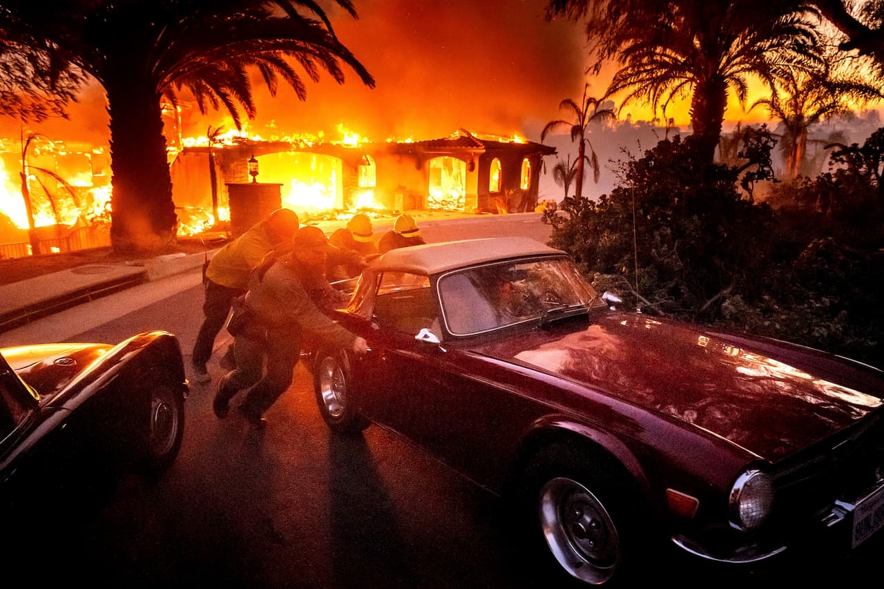 Las advertencias meteorológicas señalaron condiciones peligrosas, con vientos de hasta 100 km/h y baja humedad, lo que aumenta el riesgo de incendios graves en el sur de California.