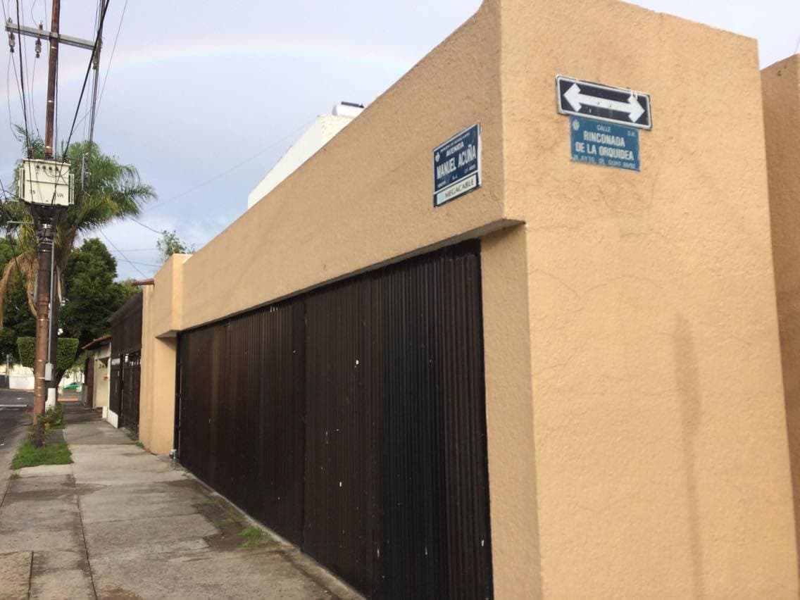 Las empresas JCAM Editora Musical y Noryban Productions, presuntamente son del cantante Julión Álvarez y tienen sus oficinas en esta propiedad de la colonia Rinconada Santa Rita, Guadalajara.