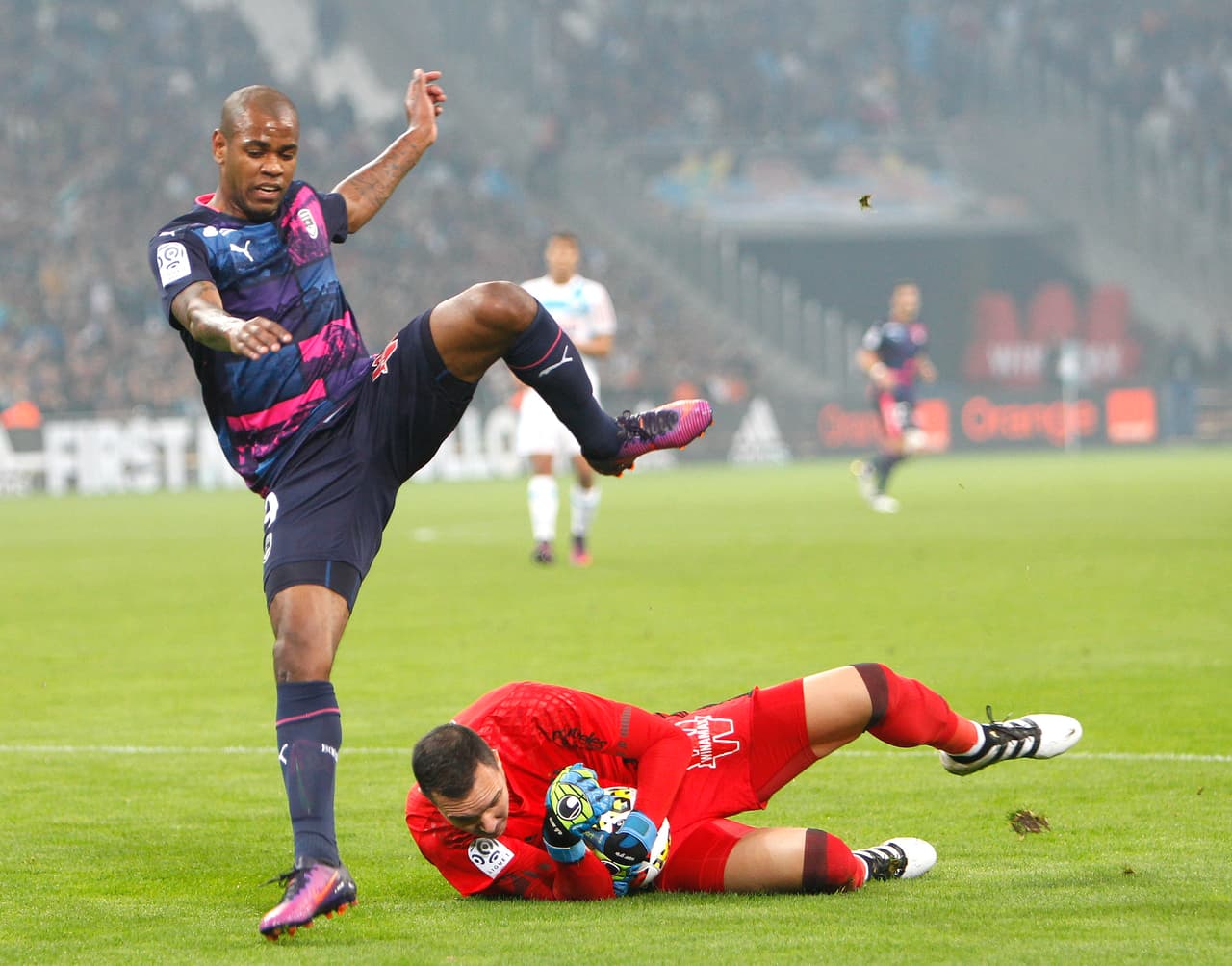 Tuvo buen paso por el futbol francés y en Burdeos jugó 149 partidos en los que anotó 38 goles y 13 asistencias.