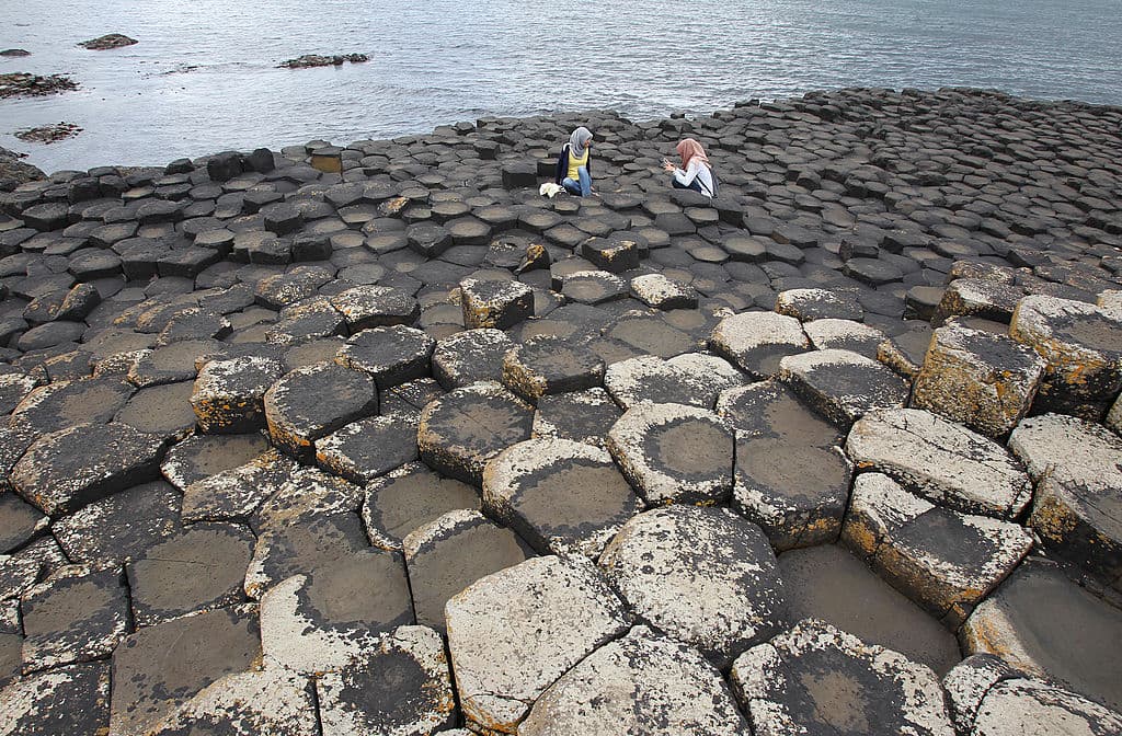<b>La Calzada del Gigante, Irlanda del Norte</b>. Patrimonio de la Humanidad y Reserva Natural Nacional, la mayor atracción de Irlanda del Norte está amenazada por el cambio climático: el aumento del nivel del agua y la erosión costera.
<br>
<br>
<br>