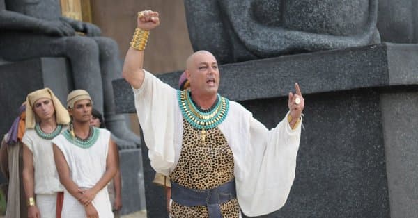 Aunque no todos decidían raparse la cabeza y realizaban distintas técnicas para acabar con la calvicie, por lo que realizaban una mezcla de aceites animales como de cabras, leones, cocodrilos, serpientes e hipopótamos, los cuales juntaban con aceites de almendras, esto provocaba el crecimiento de cabello y lo fortalecía.