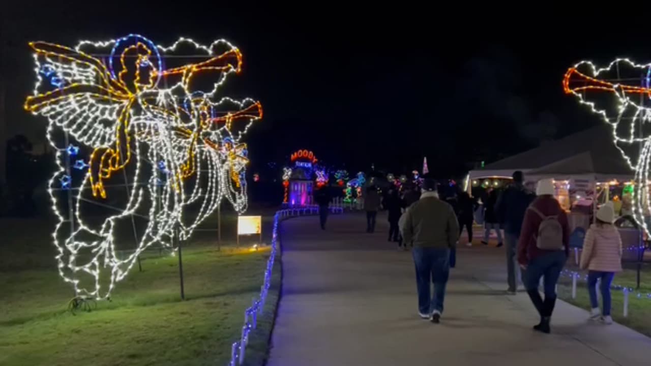 Entre ellos el sendero que ha sido decorado con dos millones de luces, pantallas animadas, música navideña y la espectacular vista de la Bahía de Galveston.
