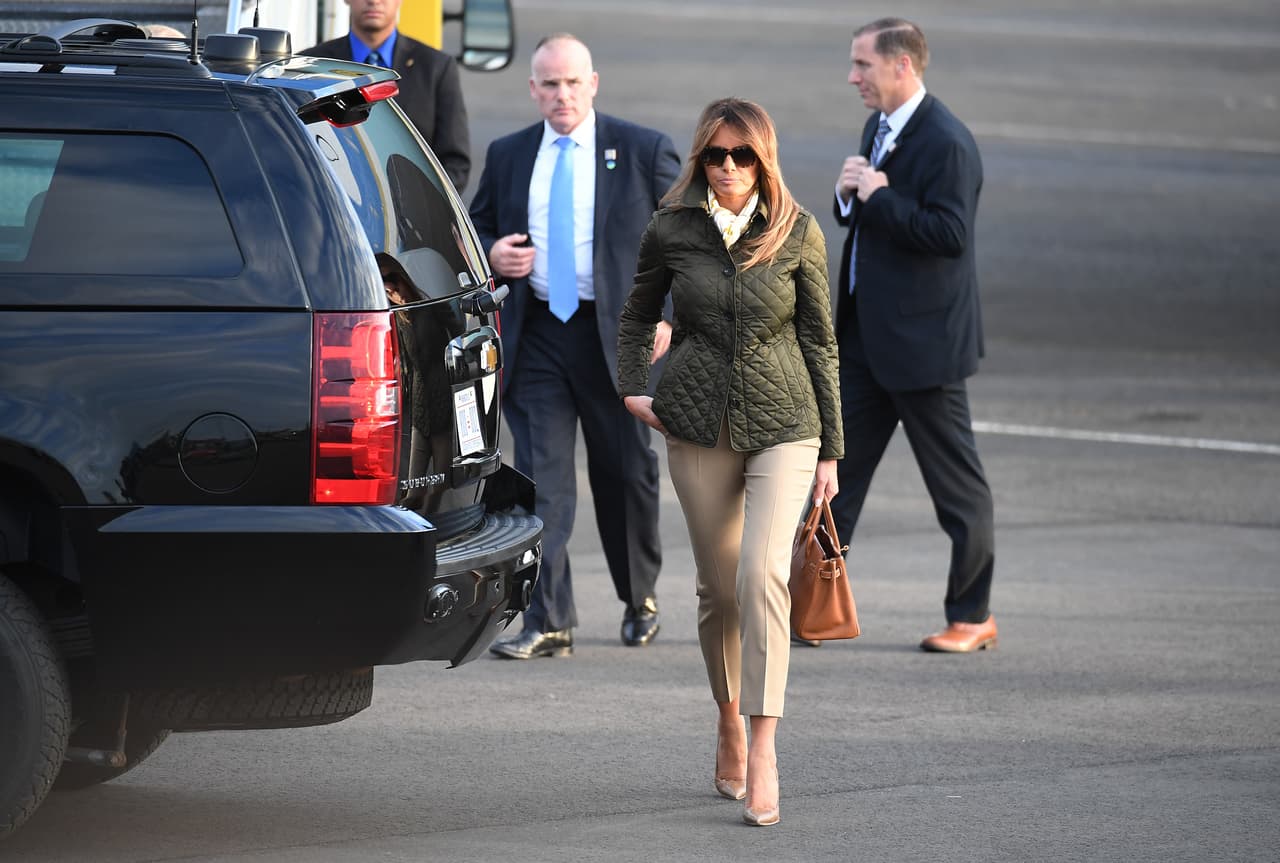 Esos atisbos de independencia
<b>–no sabemos a ciencia cierta si se puedan llamar disidencia–</b> se hicieron notar también hace unas semanas cuando después de que Donald Trump arremetiera de forma grosera y desafiante contra el jugador de básquet LeBron James al que llamo poco inteligente,
<a href="https://www.univision.com/noticias/politica/melania-trump-defiende-a-lebron-james-despues-de-que-trump-lo-insulto">ella de inmediato sacara un comunicado defendiendo todo el trabajo que el jugador ha hecho con las escuelas para niños. </a>