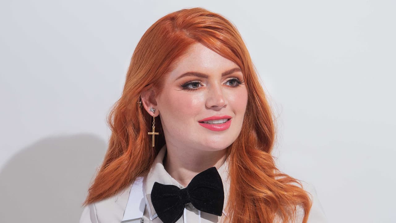 La influencia de Regina Carrot va más allá del estudio del podcast. En 2023, Forbes y Google la reconocieron como una de las Mujeres Disruptivas del Año.