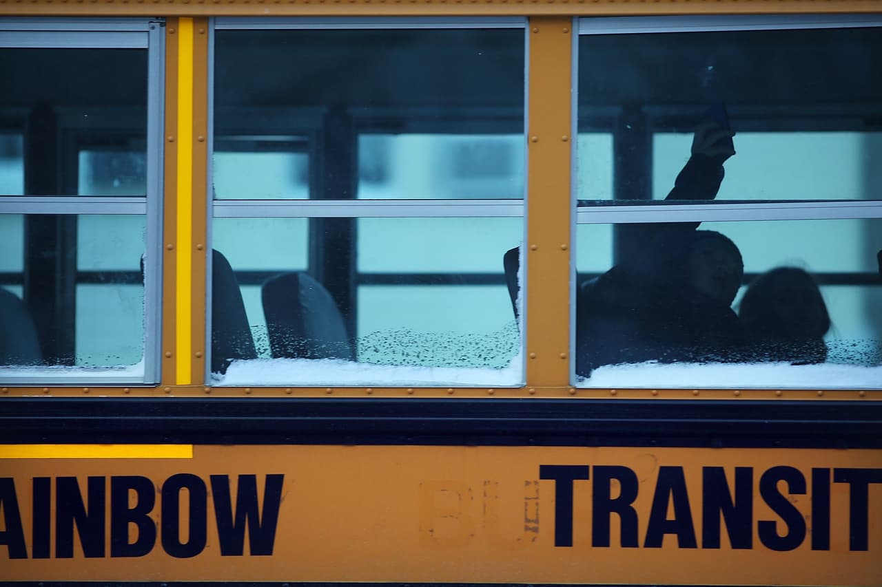 <b>Escuelas</b>
<br>
<br>Hasta el momento, no ha habido un anuncio oficial de la cancelación de clases, por lo que los estudiantes y el personal deben planear ir a clases en persona el lunes.