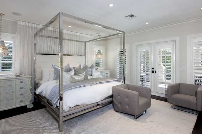 Las autoridades mexicanas han investigado el origen del dinero con el que se adquirió y los movimientos bancarios en México y Estados Unidos que fueron necesarios para liquidar de contado esta mansión.