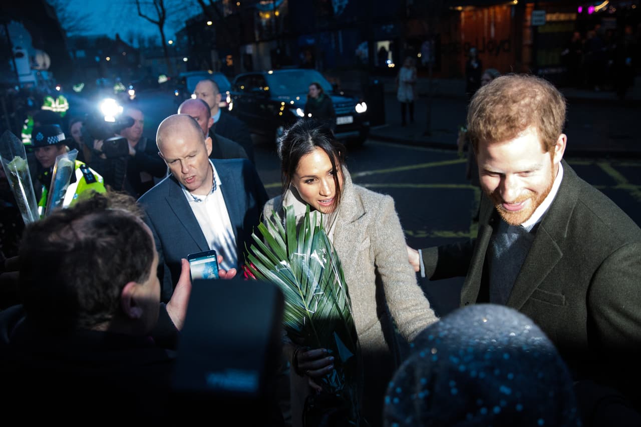 Al igual que lo hacía su fallecida suegra, Lady Diana, Meghan Markle se tomó el tiempo de escuchar a las personas que se le acercaban.