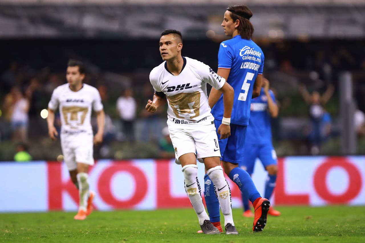 Pumas descontó desde el punto penal gracias a Pablo Barrera (centro) al minuto 64', 2-1 el marcador a favor de Cruz Azul.