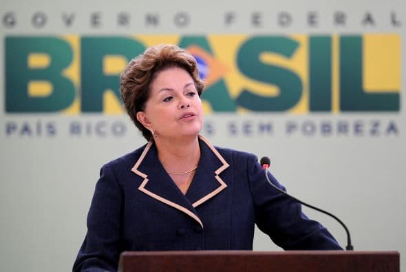 DILMA ROUSSEFF. También aparecen otros dirigentes. “La presidenta Rousseff goza de altísimos índices de popularidad en su país e, internacionalmente, su prestigio personal no podría estar mejor. Junto con Angela Merkel y Hillary Clinton aparece en todas las listas de las mujeres más poderosas, admiradas y célebres del mundo”, dice el medio.
