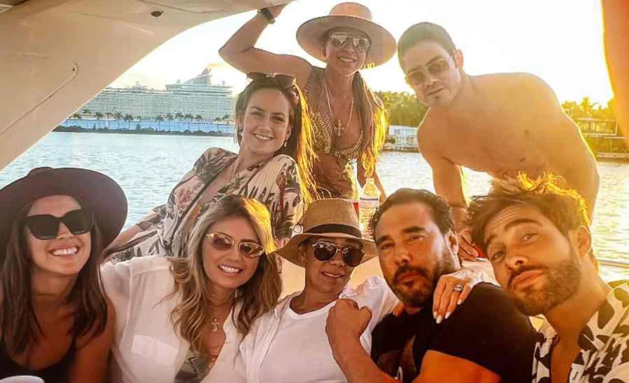 En la fotografía aparecen celebridades como sus grandes amigas Cynthia Klitbo y Aylín Mujica, así como Altair Jarabo, Rodrigo Guirao y Pepe Gámez.
<br>