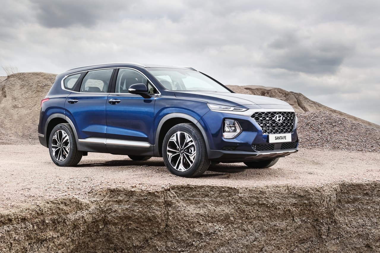 Aunque ya sabíamos cómo luciría el diseño de la
<b>Hyundai Santa Fe 2019</b>, hasta ahora la marca coreana da detalles del equipamiento y motorizaciones que tendrá para Estados Unidos. A este mercado llegará el próximo verano para enfrentarse con rivales de la talla de Mazda CX-9 y KIA Sorento.