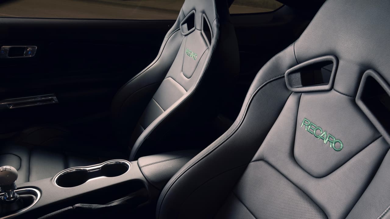 Lo que no tenía el auto de Frank Bullitt, y bien podría haber usado, son estas
<b> butacas Recaro tapizadas en cuero negro</b>, una de solo tres opciones disponibles para el Ford Mustang Bullitt 2019.