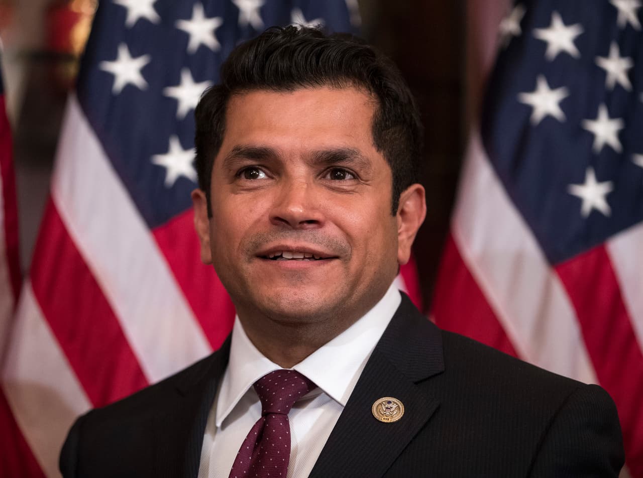 "Actualmente estoy refugiándome en el complejo del 
<b>Capitolio</b>. Mi personal y yo estamos seguros y protegidos mientras las protestas ocurren. Estamos siguiendo las órdenes de la policía del Capitolio y estamos agradecidos por su rápida respuesta," dijo el congresista demócrata 
<b>Jimmy Gomez</b> de Los Ángeles.