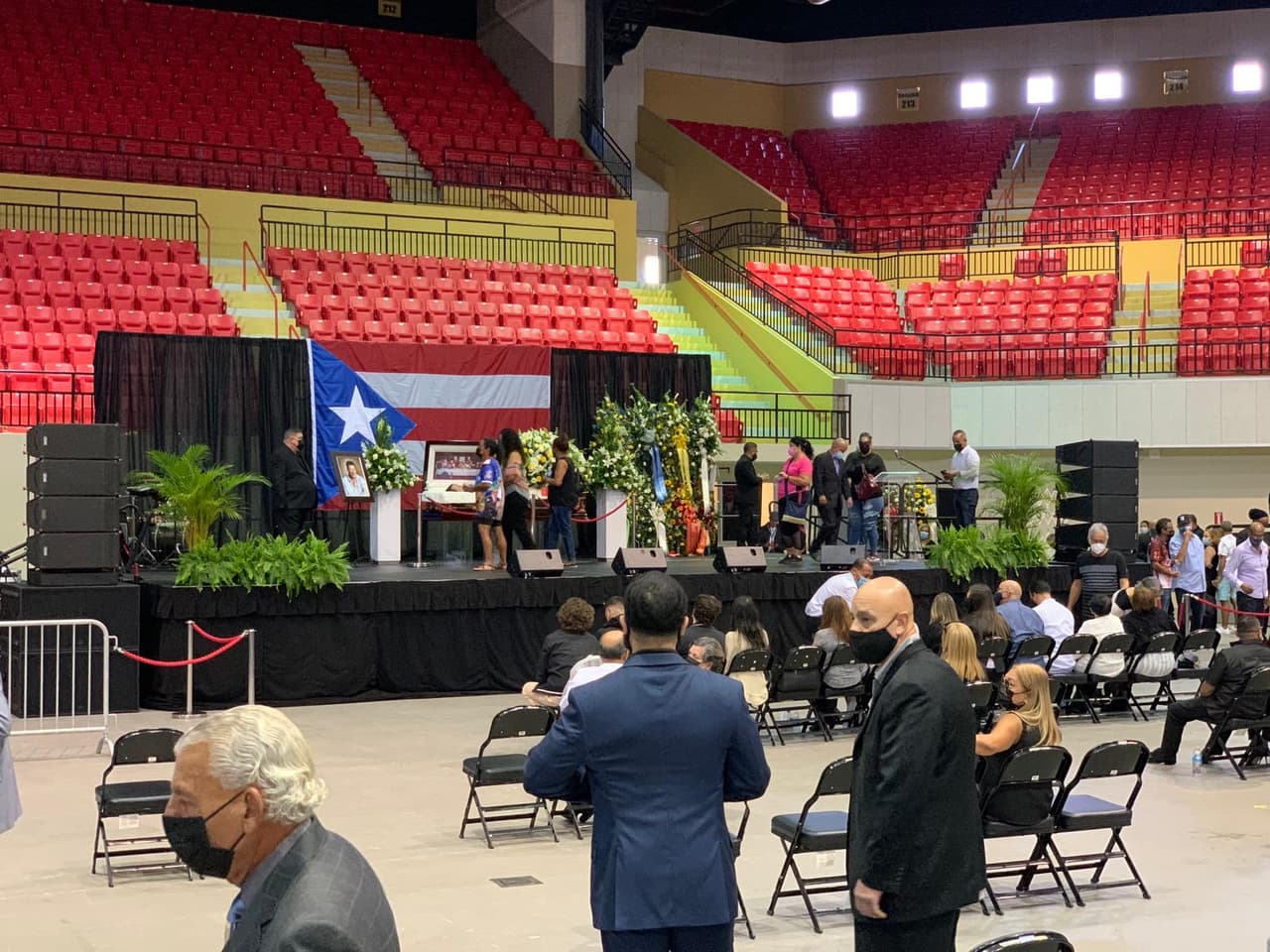Figuras de la música y fieles seguidores brindaron sus respetos este martes al cantante Tito Rojas durante su velatorio en el Coliseo “Marcelo Trujillo Panisse” en Humacao.