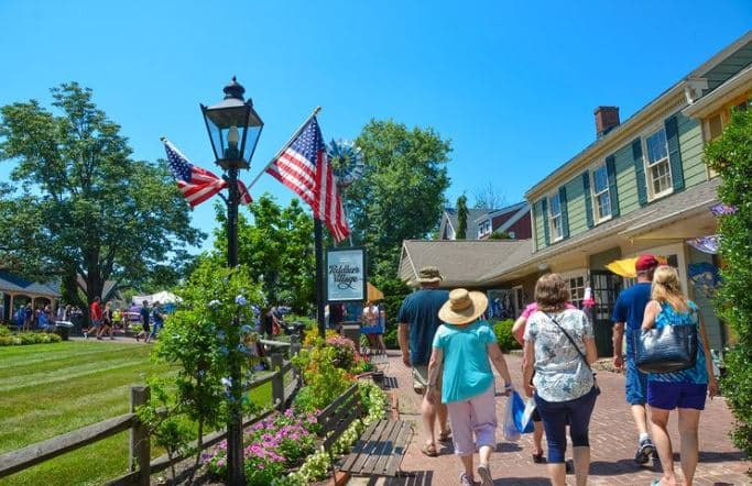 <b>Ve al Red, White and Blue BBQ Bash en Peddler’s Village</b>. Deja que la gente de Peddler's Village se encargue de las tareas de asar a la parrilla este fin de semana del 4 de julio. El evento anual del Día de la Independencia del destino de compras del condado de Bucks ofrece platos favoritos de la parrilla junto con música en vivo y entretenimiento, así como actividades para los niños.