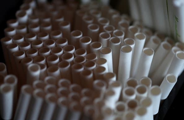 Uno de los principales desafíos que enfrenta la medida, es encontrar proveedores que fabriquen pajillas de papel.