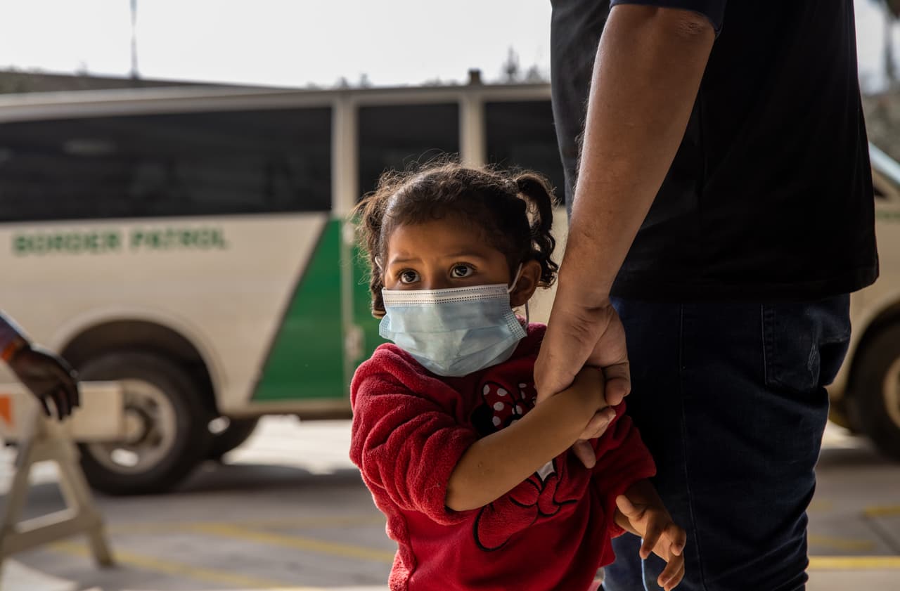 Gobernadores presentan plan que revive la polìtica migratoria de ‘tolerancia cero’ de Trump