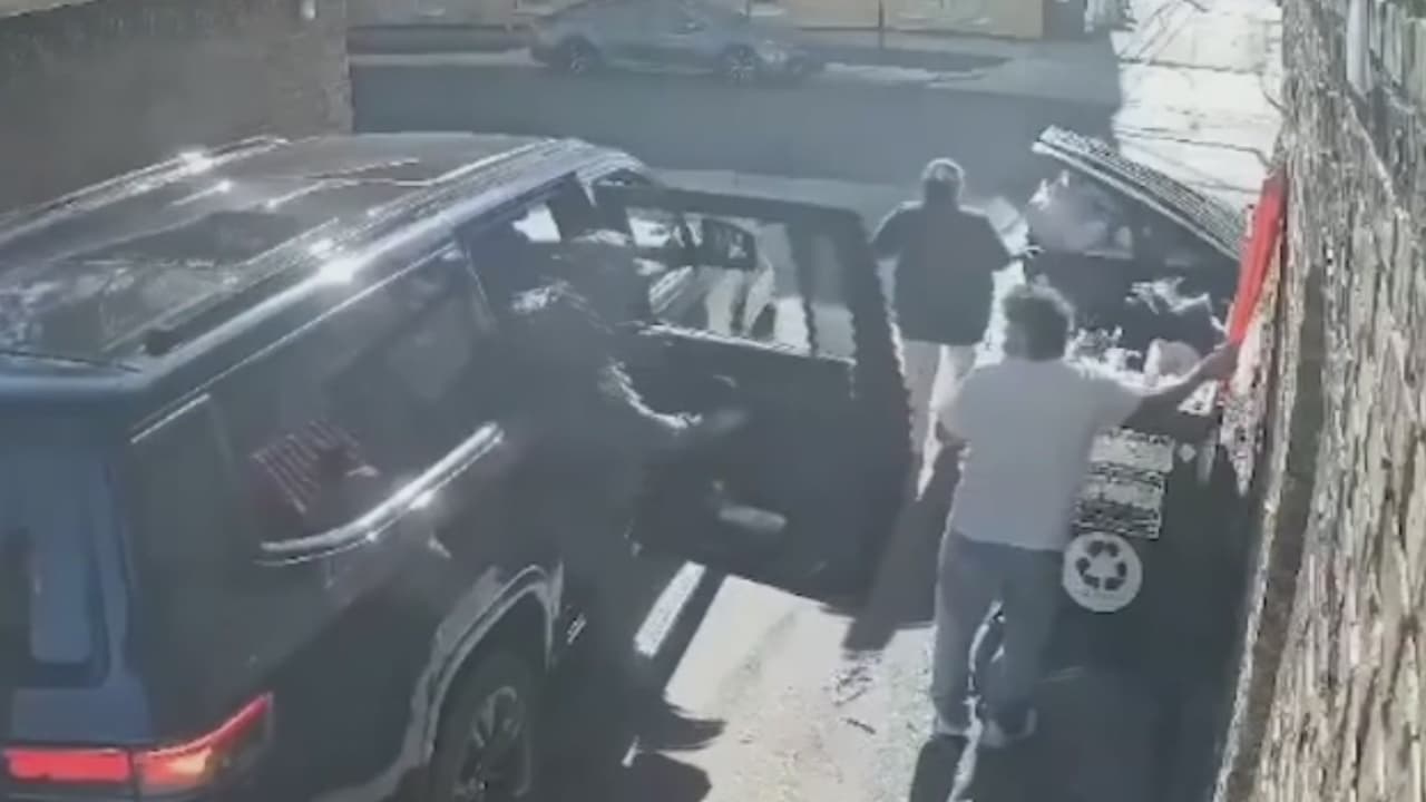 Salió a botar la basura en West Ridge cuando agentes federales lo sorprendieron y lo detuvieron