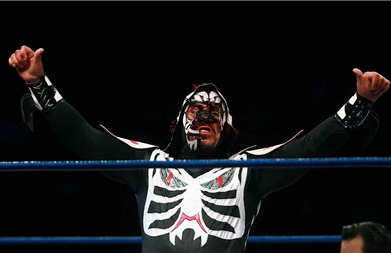 La Parka terminó inconsciente tras un lance fuera del cuadrilátero; la cabeza chocó contra uno de los barandales de protección.