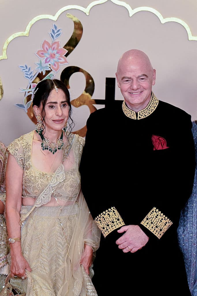 El presidente de la 
<b>FIFA Gianni Infantino junto a su esposa Leena Al Ashqar.</b>
<br>
<br>Los rituales de la boda, que incluyeron el intercambio de guirnaldas por parte de la pareja y caminar alrededor del fuego sagrado, comenzaron el viernes y finalizaron pasada la medianoche. Las celebraciones del matrimonio de Anant Ambani con Radhika Merchant tuvieron lugar en el Centro de Convenciones Jio World de Bombay, propiedad de Ambani, y en la casa familiar. 
<br>
<br>