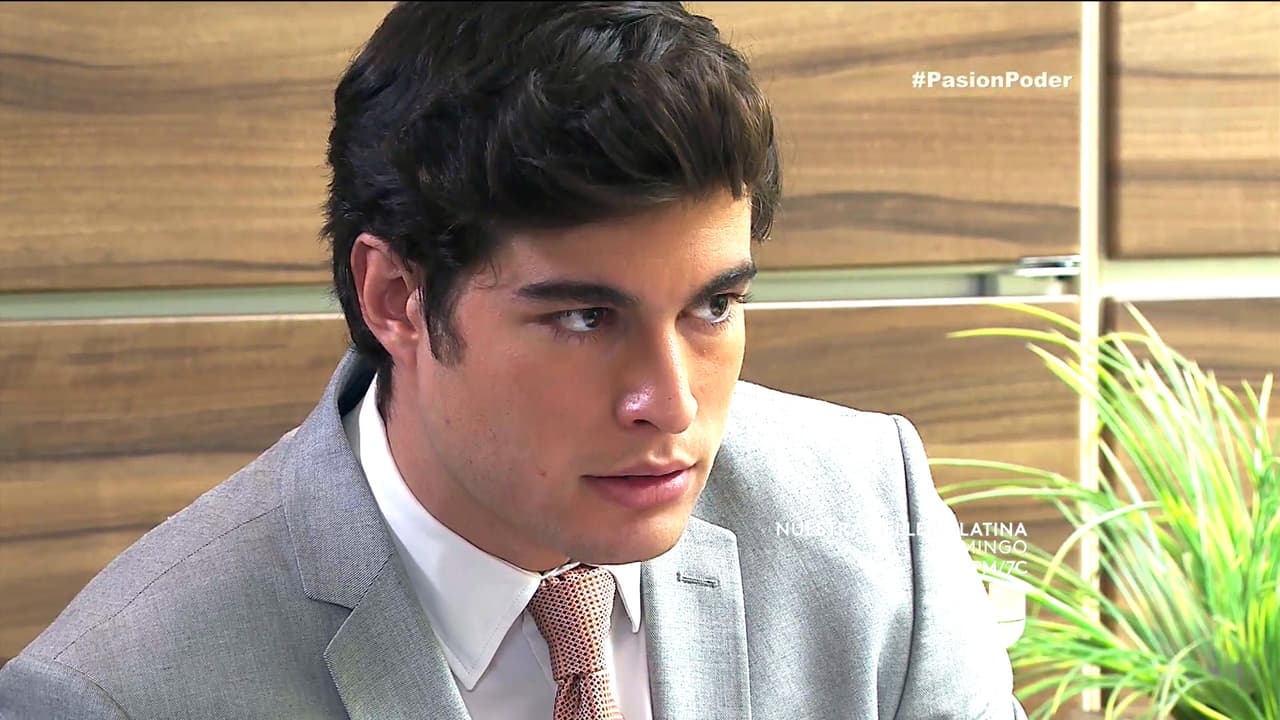 En Pasión y Poder, Franco no puede contener su ambición y para su mala suerte don Humberto descubrió que traicionó a Gaby vendiendo la fábrica de sus padres.