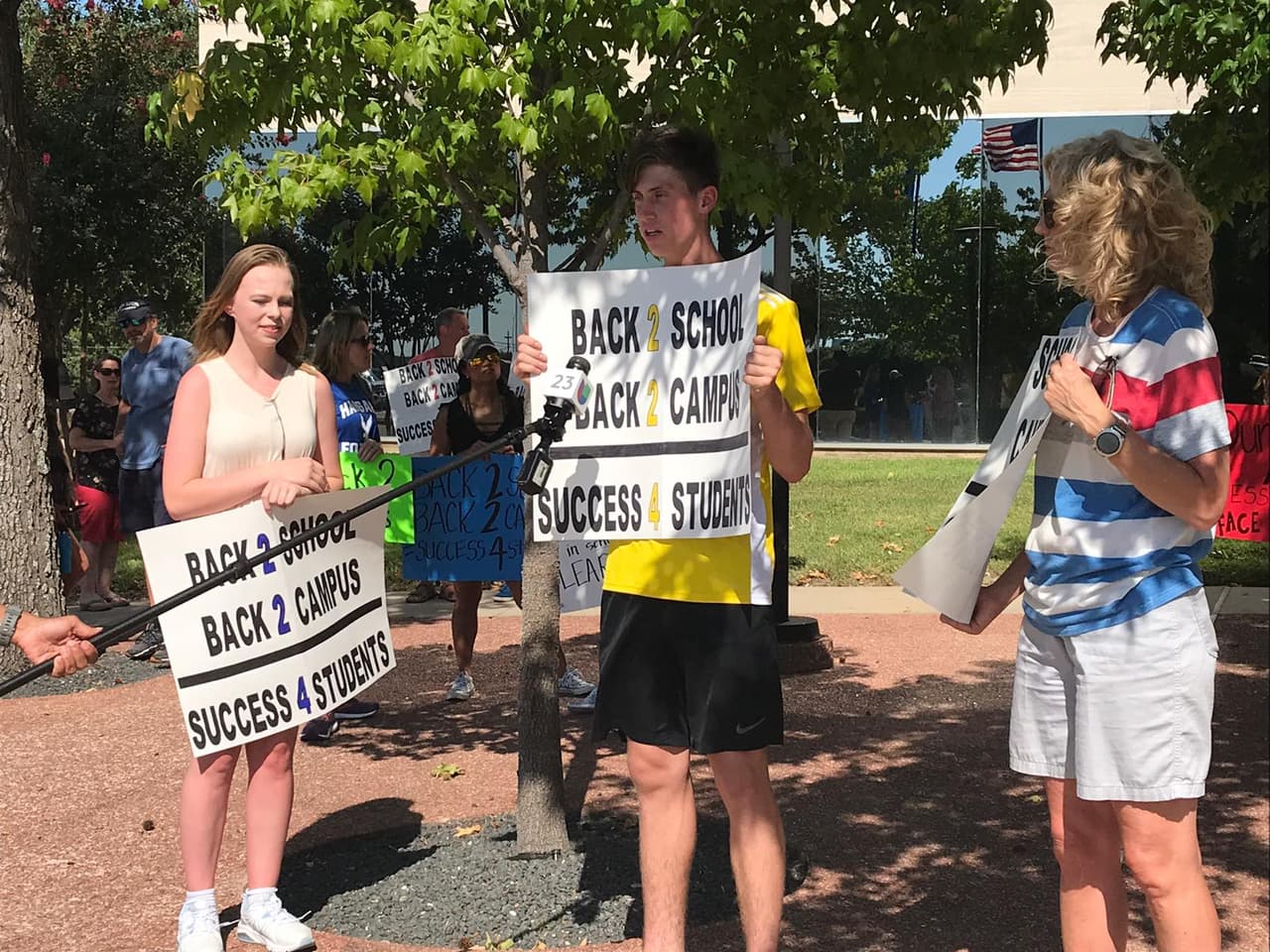 Grupo de padres protestan decisión de Plano ISD de retrasar clases en personas hasta septiembre