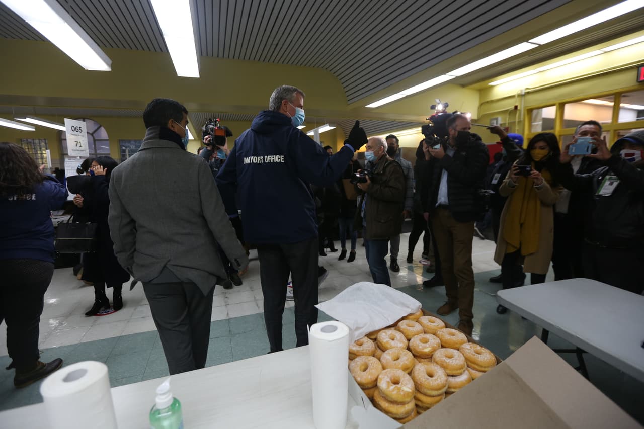 Alcalde de Nueva York Bill de Blasio y el concejal Ydanis Rodriguez acuden a la escuela PS 173 de Washington Heights para donar donuts a los trabajadores electorales y voluntarios.