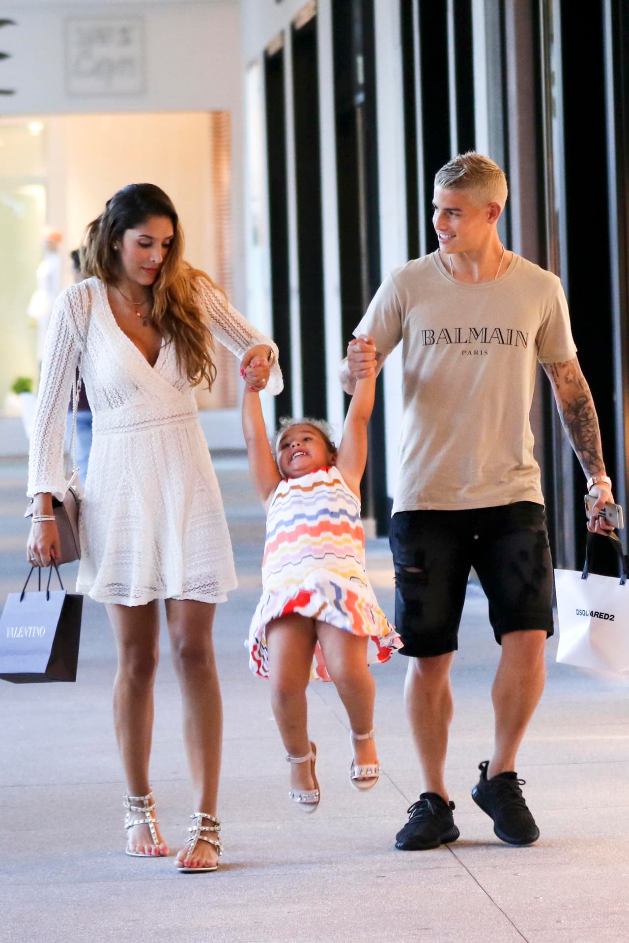 Así captaron al futbolista paseando en familia por una plaza comercial.