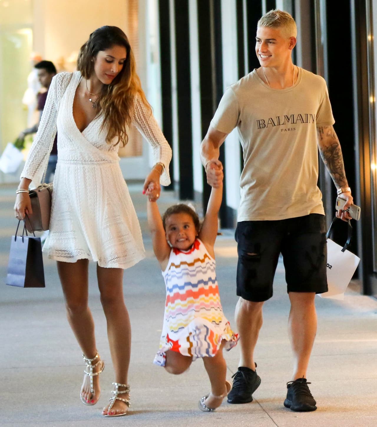 Su pequeña hija es la más feliz cuando salen de compras.