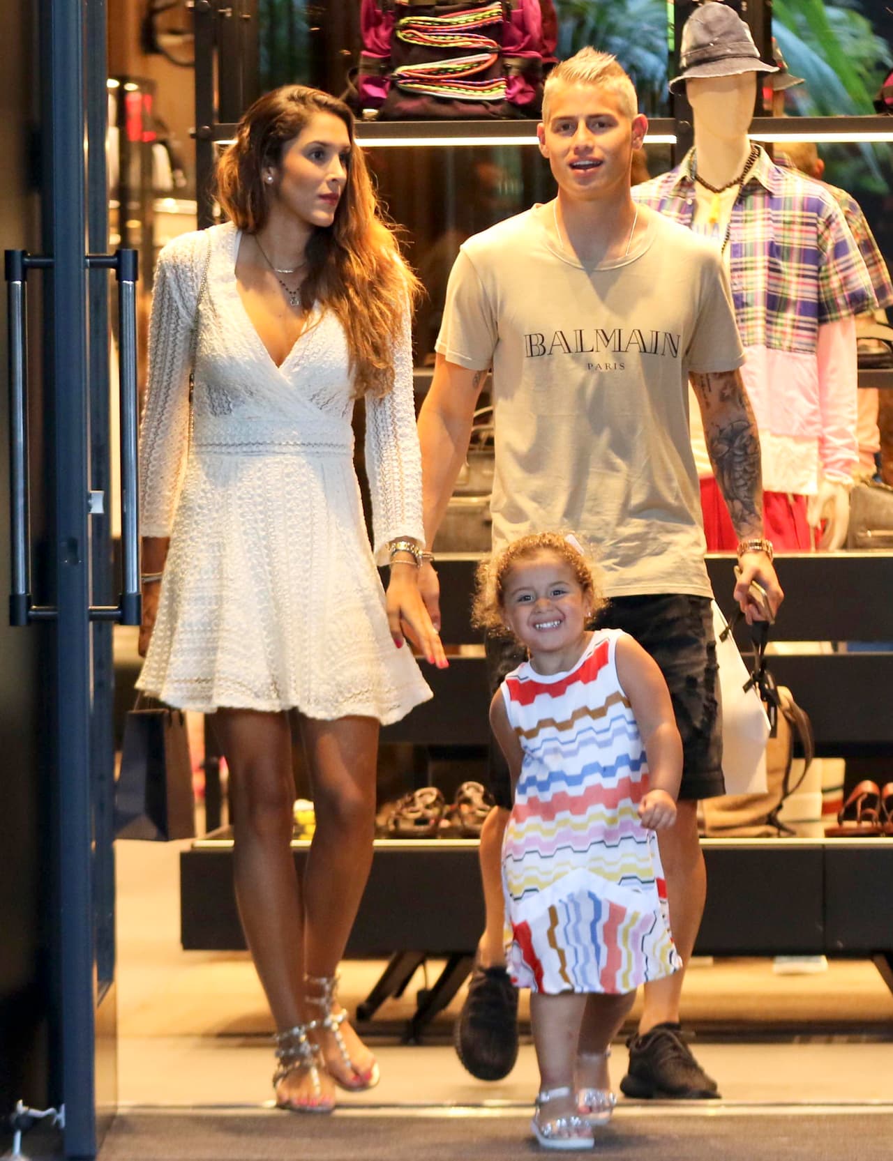 Pero a este galán no lo dejan solo, ya que sus dos princesas lo acompañaron.