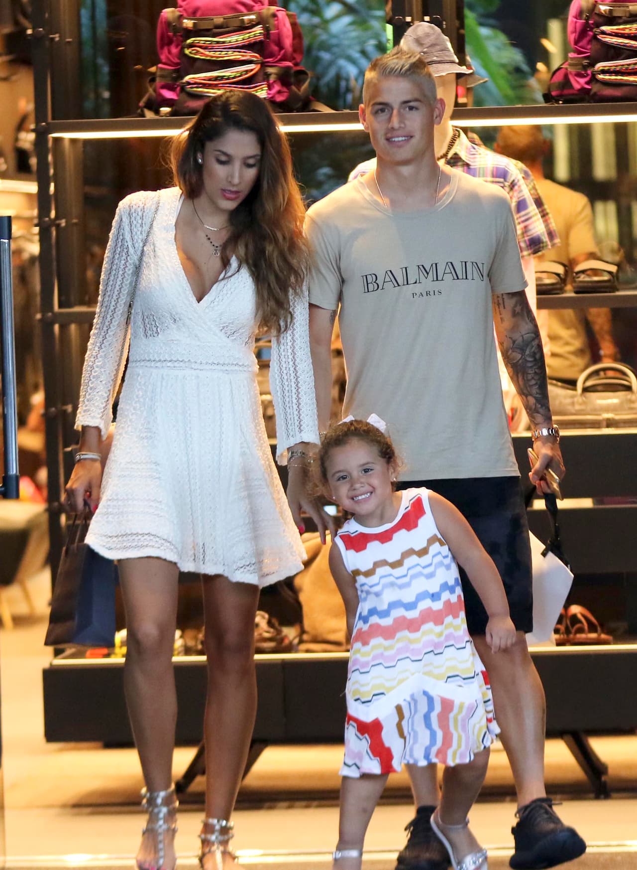 El tono de rubio que eligió es más dorado, menos brillante, pero le va fantástico.