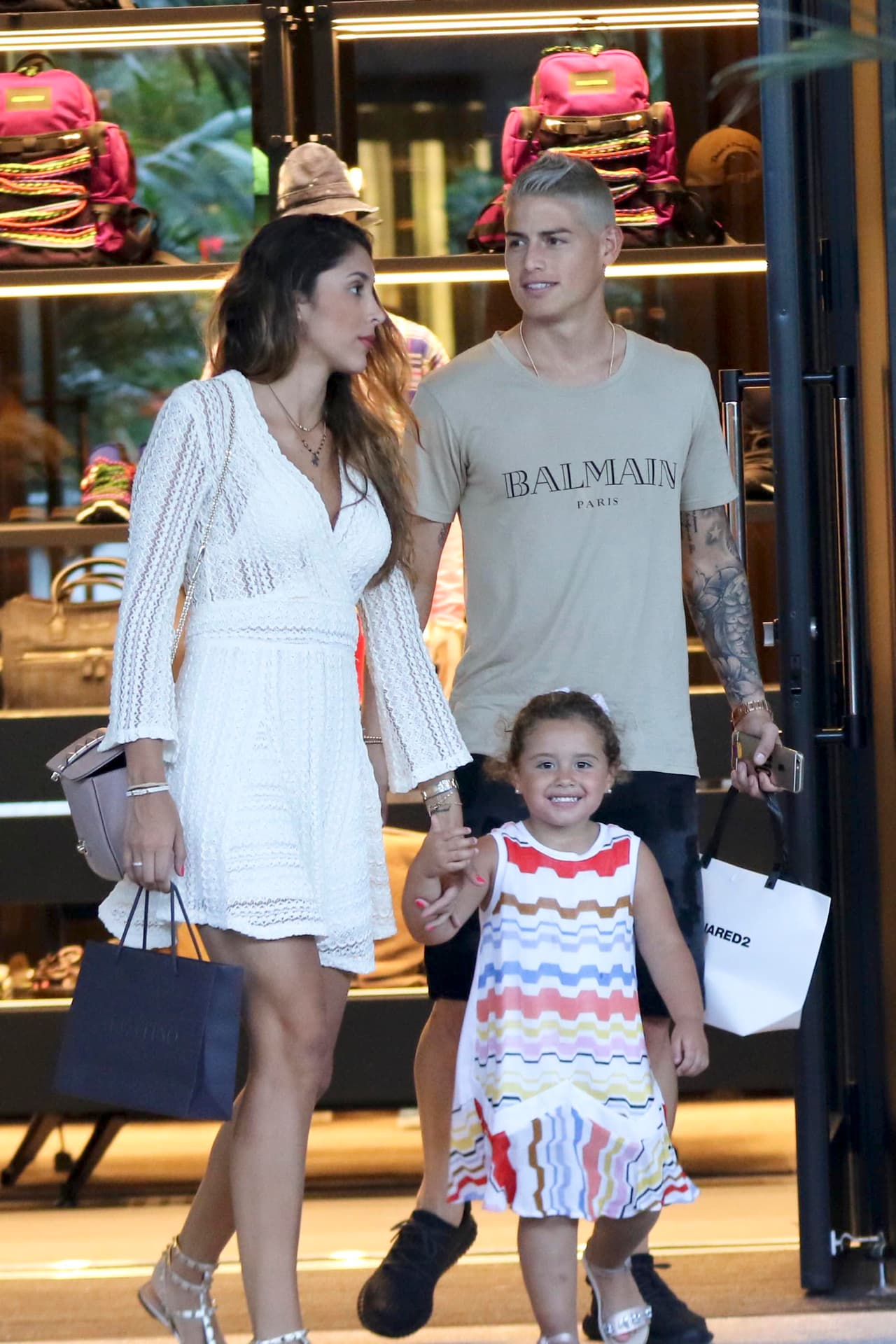 Resulta que el delantero se quiso hacer un cambio de look y apostó por un nuevo color de cabello.