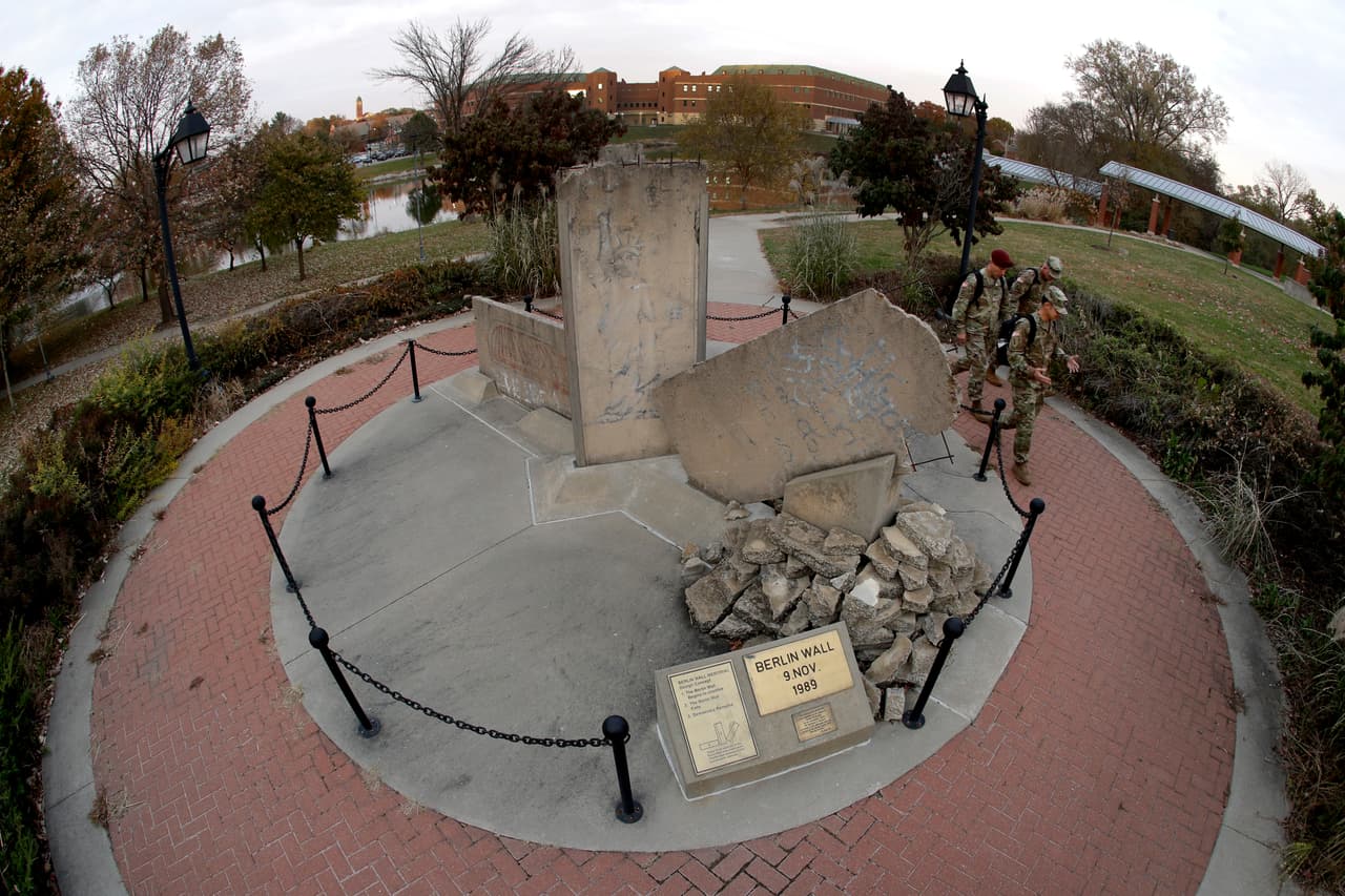 Actualmente el tramo más largo que sobrevive del muro fue convertido en una galería de arte (la East Side Gallery en la calle Mühlenstrasse) y se extiende poco menos de una milla (1.3 kilómetros) y se puede ver a pie en solo 20 minutos. En esta imagen se observa a un soldado caminar junto a las 
<b>tres secciones del muro</b> que se exhiben en Fort Leavenworth, una instalación del Ejército de EEUU ubicada en Kansas.